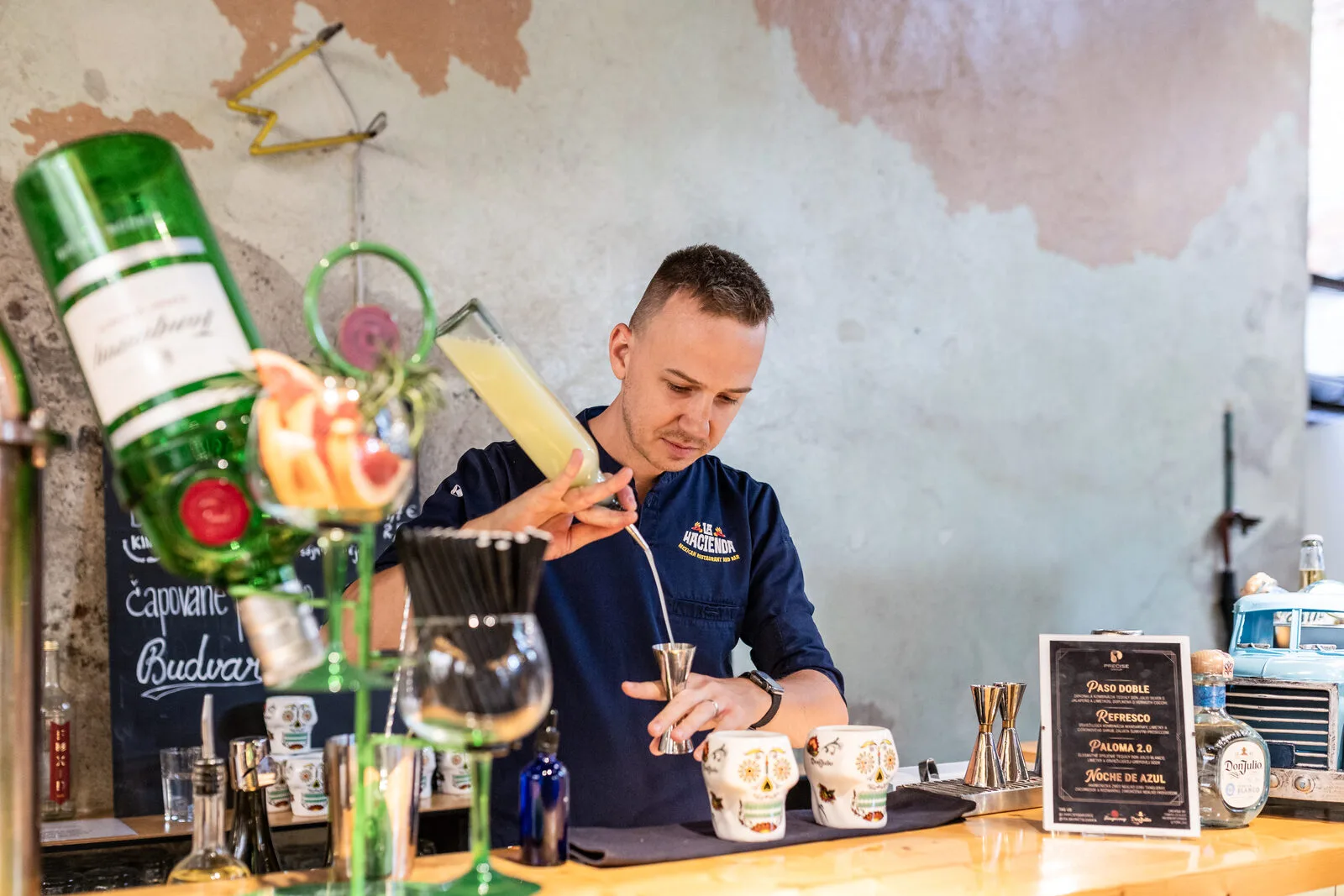 Mexický cocktail stage s barmanom